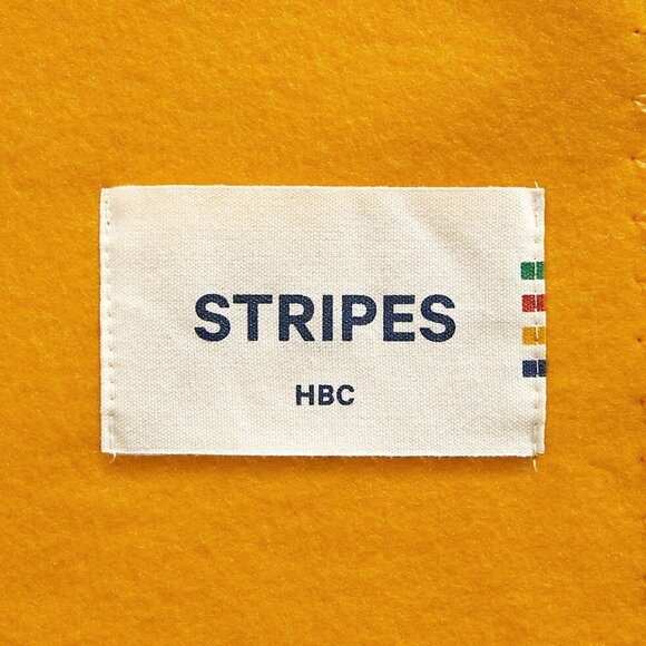 CANADA Hudson Bay HBC Blanket Canadian Mapleleaf Polar Fleece Throw Gold /White - Picture 4 of 7